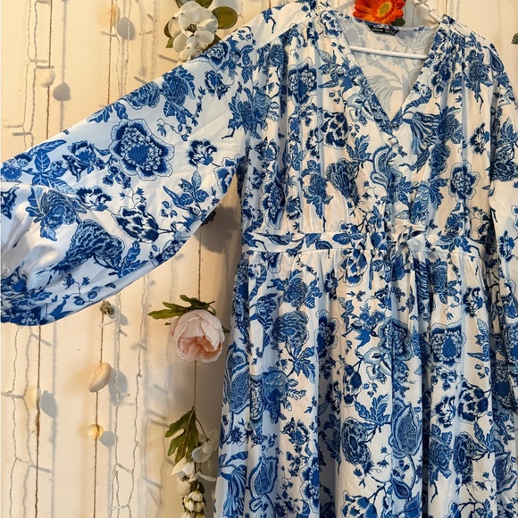 💙🤍 SHEIN Blue and White Floral Long Sleeve Dress 🤍💙 - Picture 3 of 5